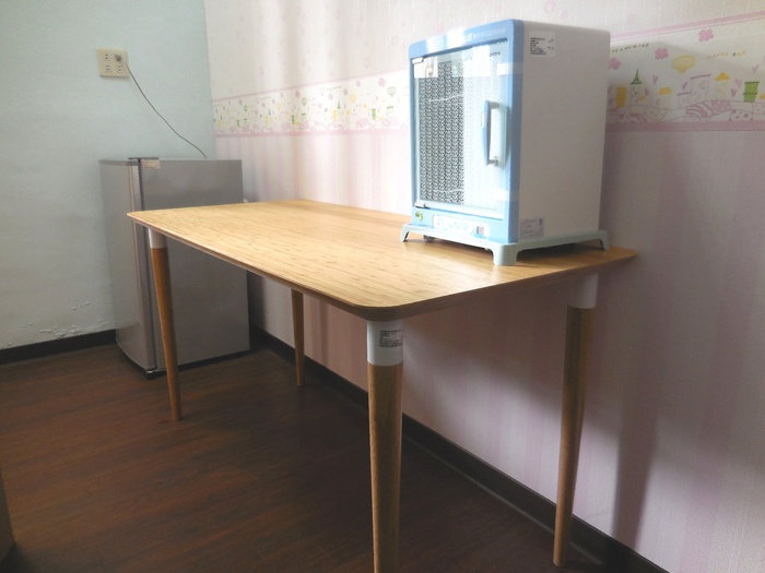 長桌、小冰箱、紫外線奶瓶消毒機